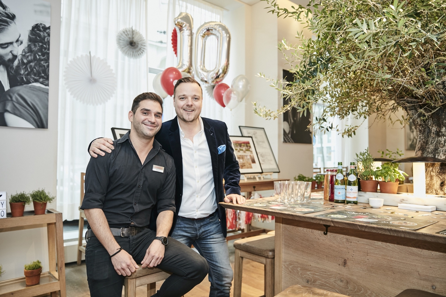 Mario Uxa, Generalmanager VAPIANO Theobaldgasse, und Philipp Zinggl, Geschäftsführer VAPIANO Österreich (c) www.stefanjoham.com