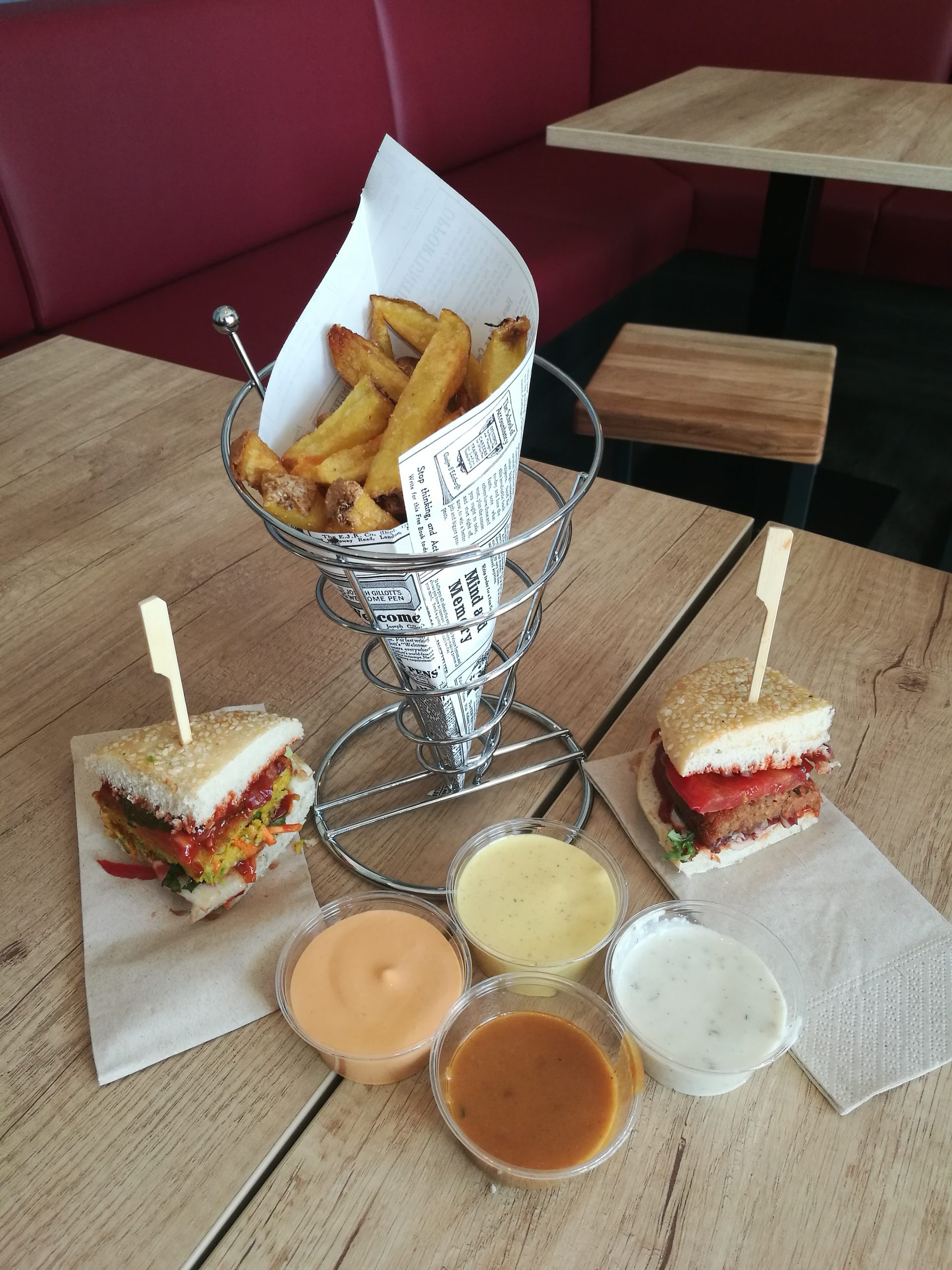 Burger und Fries mit Saucen, ©Stefanie Plümpe