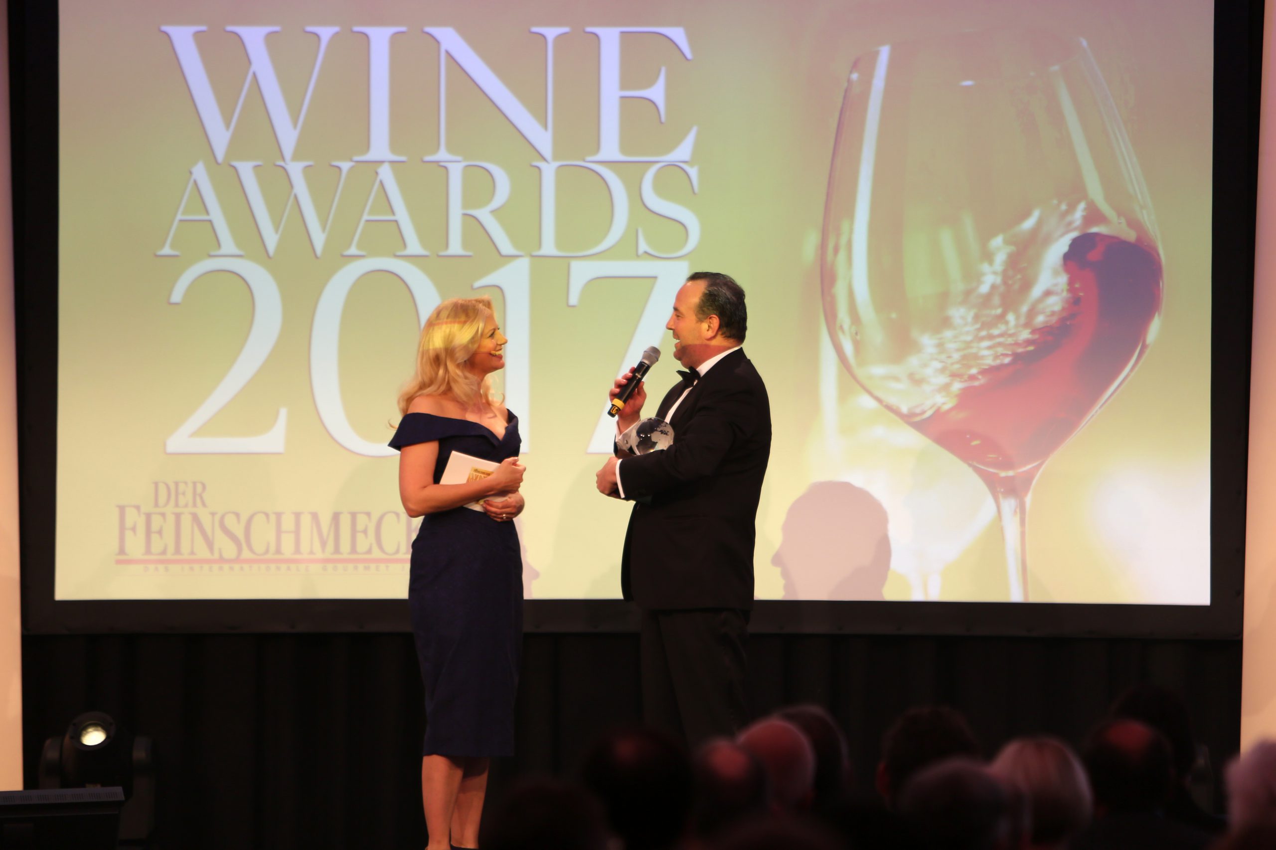 Barbara Schöneberger überreicht Winzer Gerhard Kracher den Wine Award für den Winzer des Jahres 2017 (c) Malte Bartz www.ewafilms.de