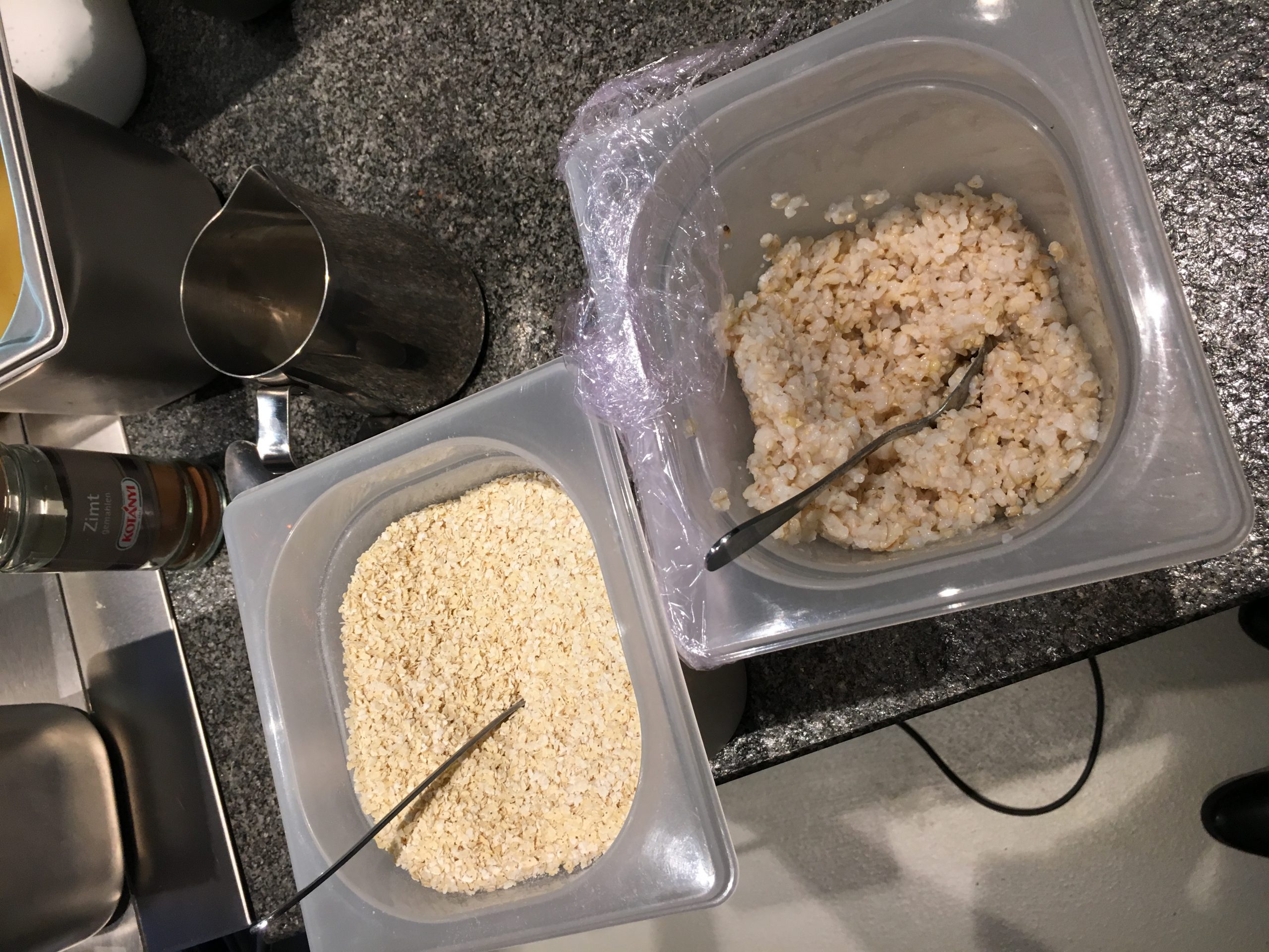 links: der fein gemahlene Porridge; rechts: der vorgegarte Congee - ©Barbara Schuster