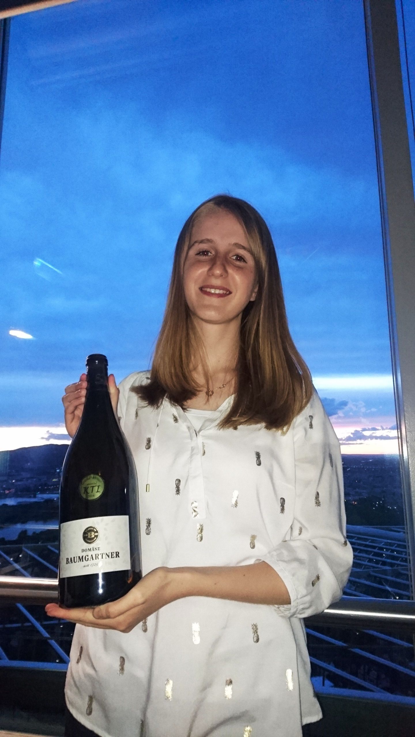 Top Auszeichnung für Jungwinzerin Katharina Baumgartner bei der New York Wine Competition mit Doppelgold fr ihren Grünen Veltliner Premium 2016 KTI. (c) Domäne Baumgartner