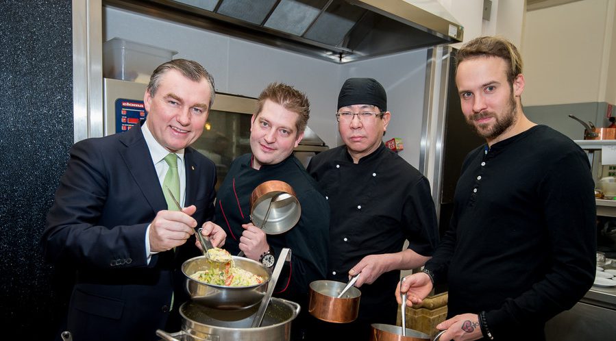 Sören Herzig (rechts im Bild), hier mit Toni Mörwald, Felix Albiez vom Restaurant Das Schick und Hiroshi Sakai vom Restaurant Sakai im März 2017 bei einem Event zur Wiener Restaurantwoche.