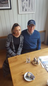 Strandcafé-Mitarbeiterin Stefani und Bill Gates (c) Strandcafé