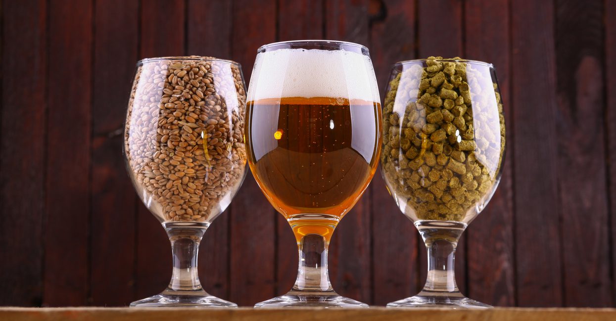 Bier und Zutaten im Glas